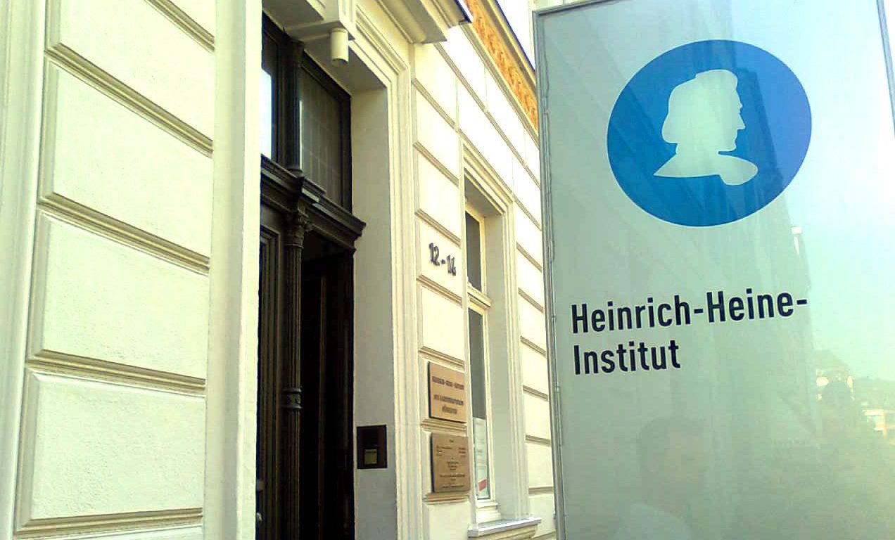 Der Eingang des Heine-Instituts. youpod