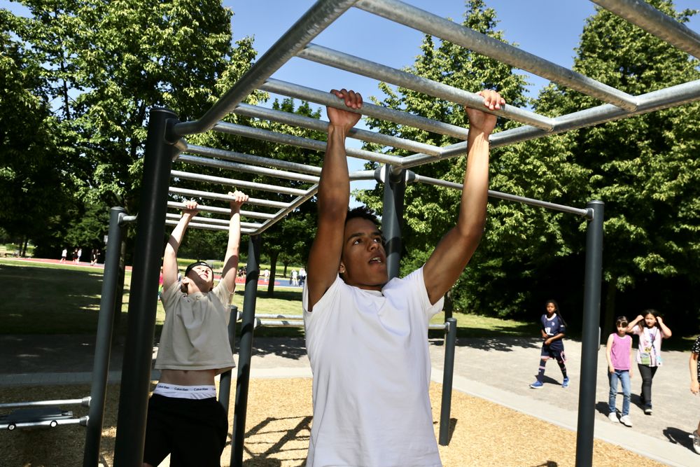 Am Friederike-Fliedner-Weg gibt es auf der multifunktionalen Sportfläche auch eine Outdoor-Fitness-Anlage mit vielfältigen Geräten zum Trainieren von Kraft und Ausdauer. (Foto: Landeshauptstadt Düsseldorf/Ingo Lammert)