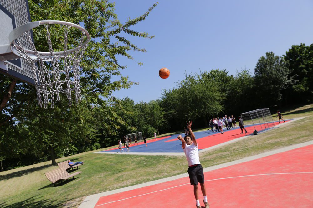Die Kinder und Jugendlichen freuen sich über das neue 3x3-Basketball-Feld. (Foto: Landeshauptstadt Düsseldorf/Ingo Lammert)