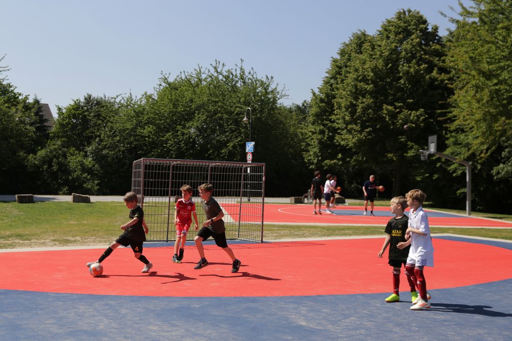 So sieht die multifunktionale Ballspielfläche aus. Der Boden besteht aus Teppichvlies. (Foto: Landeshauptstadt Düsseldorf/Ingo Lammert