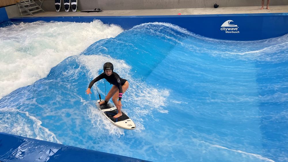 In der neuen Surfhalle Rheinriff könnt ihr das Surfen ausprobieren. Ganz ohne Meer. (Foto: youpod / Athina)