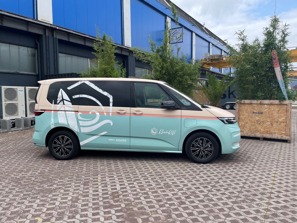 Der Eingang zur Halle im Areal Böhler ist unübersehbar. (Foto: youpod / Athina)