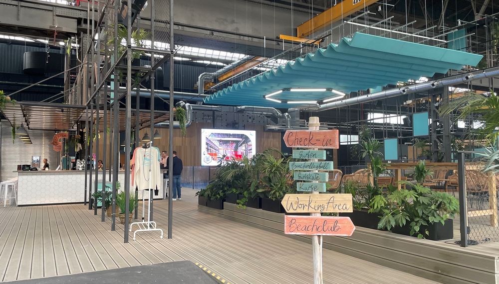 In der Halle gibt es außer dem Surfbecken noch weitere Angebote. (Foto: youpod / Athina)