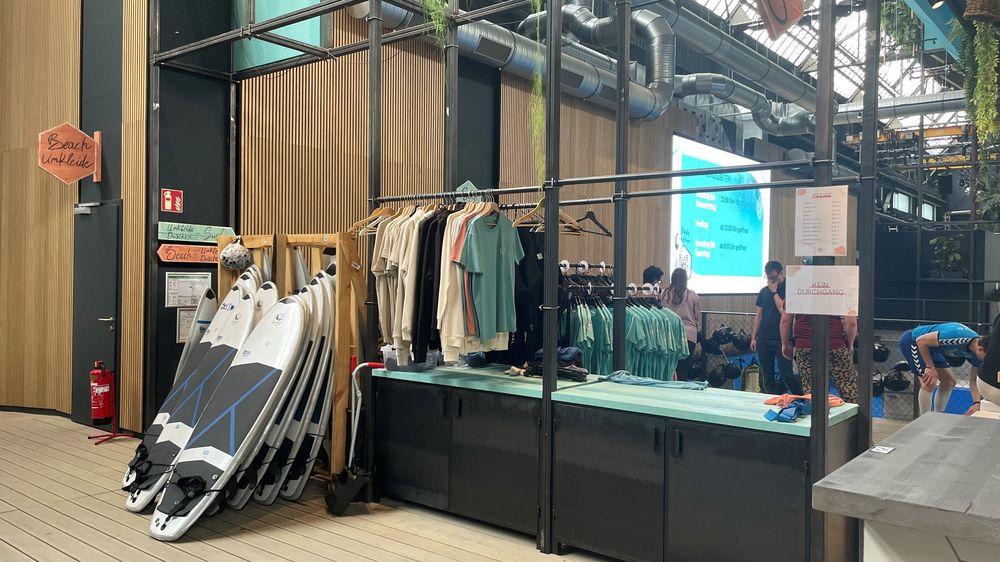 Surfbretter und anderes Equipment kann hier ausgeliehen werden. (Foto: youpod / Athina)
