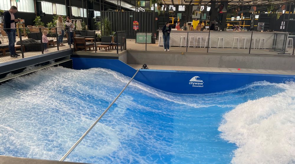 Das Surfbecken wird mit Wasser gefüllt, sobald ein Slot gebucht ist. (Foto: youpod / Athina)