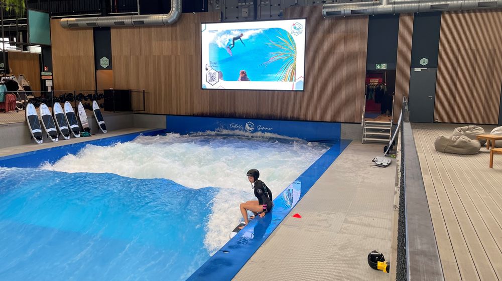 Sowohl Anfänger*innen als auch Profis können hier auf der Welle reiten. (Foto: youpod / Athina)