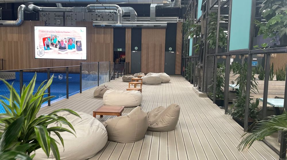 Auf den bequemen Sitzsäcken kann man perfekt den Surfer*innen zuschauen. (Foto: youpod / Athina)