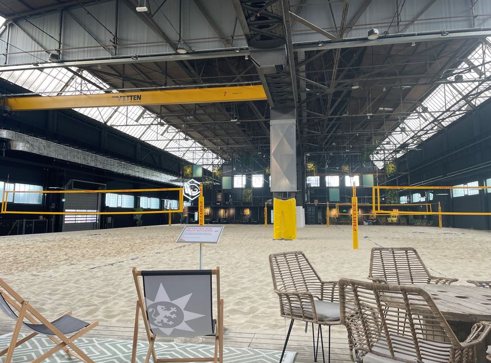 In der Halle gibt es auch vier Volleyballfelder. (Foto: youpod / Athina)