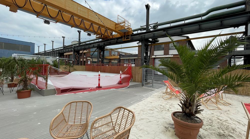 Es gibt sogar einen kleinen Surfskate-Bereich, in dem ihr auf dem Trockenen das Surfen üben könnt. (Foto: youpod / Athina)