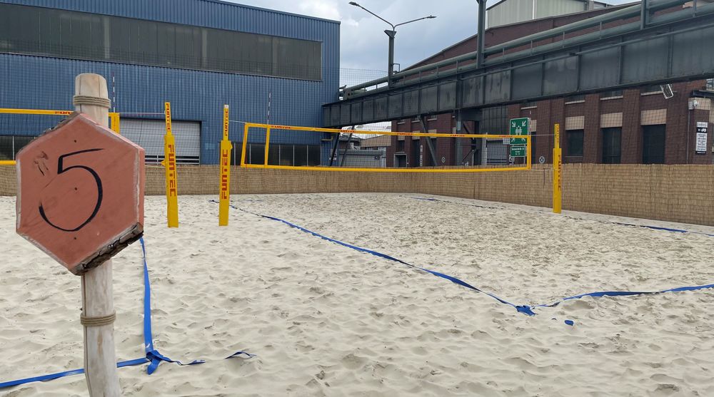Draußen gibt es außerdem zwei weitere Volleyballfelder. (Foto: youpod / Athina)