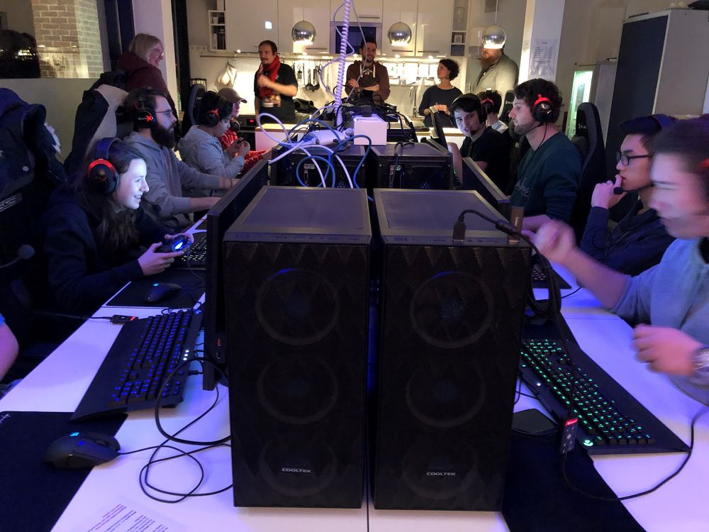 Im unteren Bereich der Jugendeinrichtung stehen zehn Computer, an denen Turniere stattfinden werden. (Foto: ejd/Nils Davidovic)