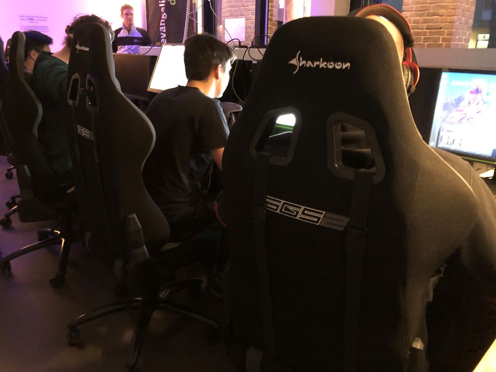 Auch professionelle Gamerstühle sind in der Einrichtung am Alten Hafen in der Altstadt zu finden. (Foto: ejd/Nils Davidovic)