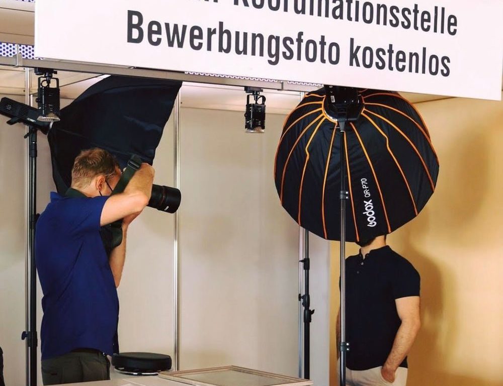 Campus-Messe: Kostenlos professionelle Bewerbungsfotos machen lassen Während der Campus-Messe hast du die Gelegenheit, kostenlose Bewerbungsfotos von dir machen zu lassen. (Foto: Heinrich-Heine-Universität Düsseldorf)