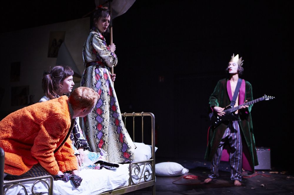 Auf dem Bild: Loris Kubeng, Lou Zöllkau, Martha von Mechow, Jakob D'Aprile – Foto: Tommy Hetzel