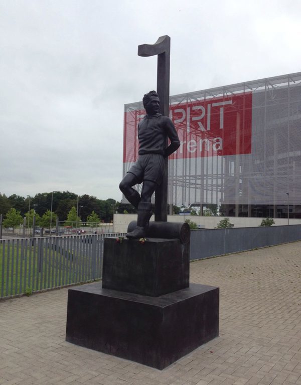 Für ihn steht seit diesem Sommer ein Denkmal vor der Düsseldorfer Arena. Benny S. Für ihn steht seit diesem Sommer ein Denkmal vor der Düsseldorfer Arena. Benny S.