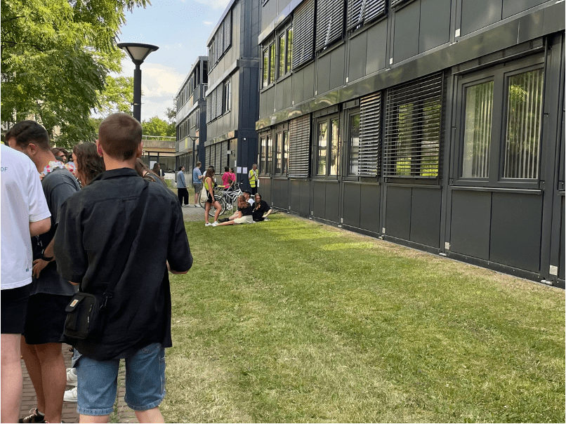 Zu Beginn des Festivals war die Schlange zum Einlass noch ganz in Ordnung. (Foto: Athina) Zu Beginn des Festivals war die Schlange zum Einlass noch ganz in Ordnung. (Foto: Athina)