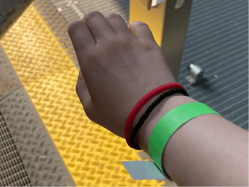 Wenn man mit der Taschen- und Ausweiskontrolle durch ist, bekommt man dieses grüne Festivalarmband. (Foto: Athina) Wenn man mit der Taschen- und Ausweiskontrolle durch ist, bekommt man dieses grüne Festivalarmband. (Foto: Athina)