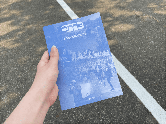 Dieses Heftchen wurde von cm3, der Redaktion der HHU, erstellt. Es enthält Informationen über den Ablauf des Festivals und über die auftretenden Bands (Foto: Athina) Dieses Heftchen wurde von cm3, der Redaktion der HHU, erstellt. Es enthält Informationen über den Ablauf des Festivals und über die auftretenden Bands (Foto: Athina)