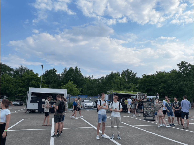 Foodtrucks und Getränkestände versorgen die Menschen vor Ort mit Essen und Trinken. (Foto: Athina) Foodtrucks und Getränkestände versorgen die Menschen vor Ort mit Essen und Trinken. (Foto: Athina)