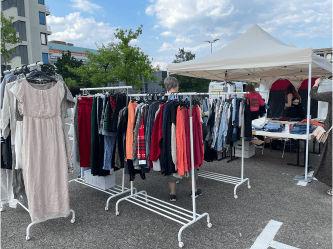 Ein Kleidertauschstand lässt sich auch auf dem Sommerkult finden. (Foto: Athina) Ein Kleidertauschstand lässt sich auch auf dem Sommerkult finden. (Foto: Athina)