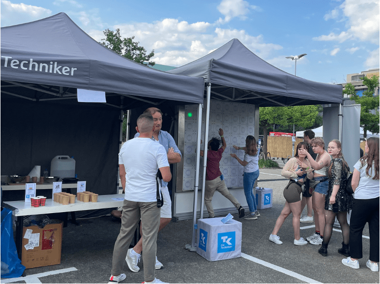 Bei dem Stand der Techniker kann man dieses Spiel spielen und Smoothies trinken. (Foto: Athina) Bei dem Stand der Techniker kann man dieses Spiel spielen und Smoothies trinken. (Foto: Athina)