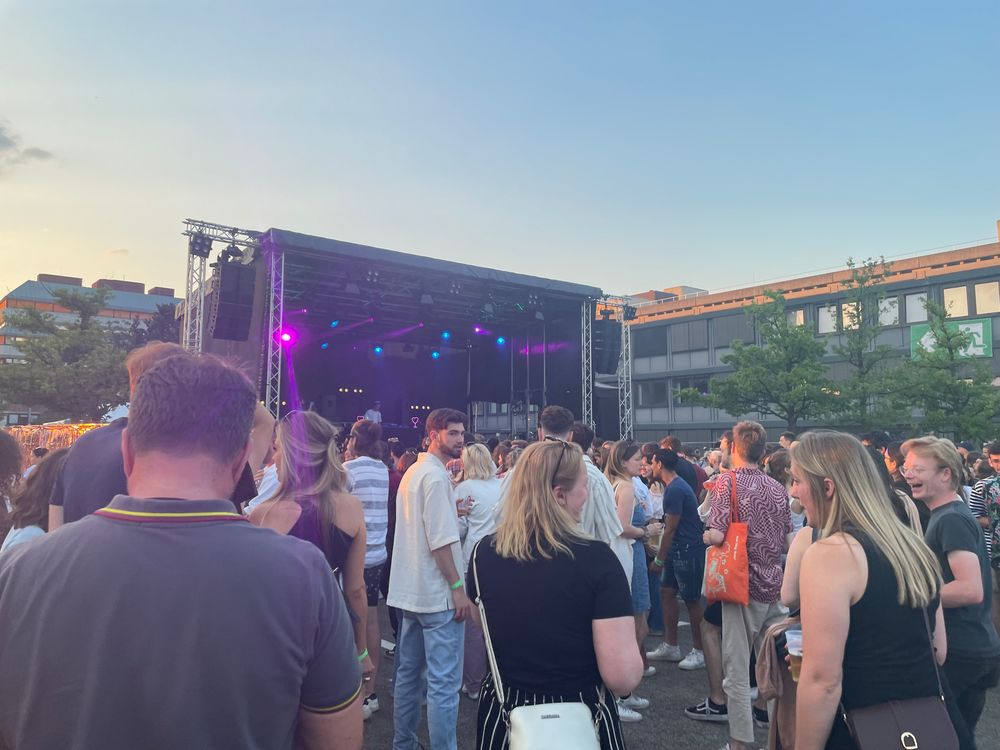 Abends ist die Bühne gut gefüllt (genauso wie das Festival) (Foto: Athina) Abends ist die Bühne gut gefüllt (genauso wie das Festival) (Foto: Athina)