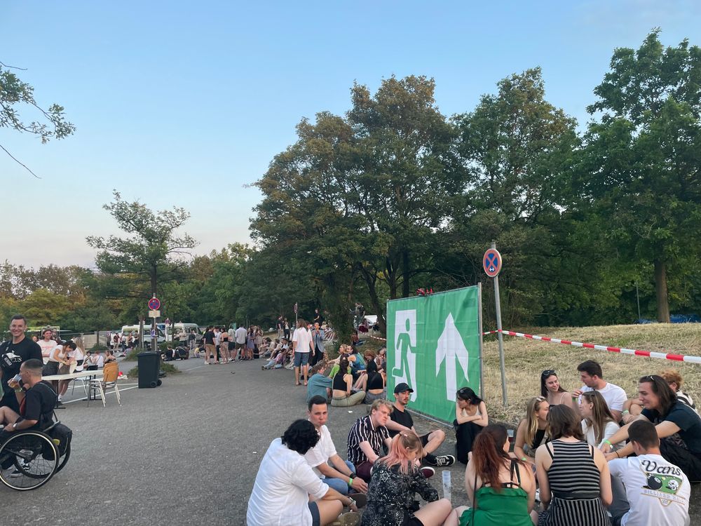 Aber nicht alle befinden sich an der Bühne: Viele sitzen mit ihren Freundesgruppen gemütlich am anderen Ende des Festivalgeländes und genießen die Stimmung. (Foto: Athina) Aber nicht alle befinden sich an der Bühne: Viele sitzen mit ihren Freundesgruppen gemütlich am anderen Ende des Festivalgeländes und genießen die Stimmung. (Foto: Athina)