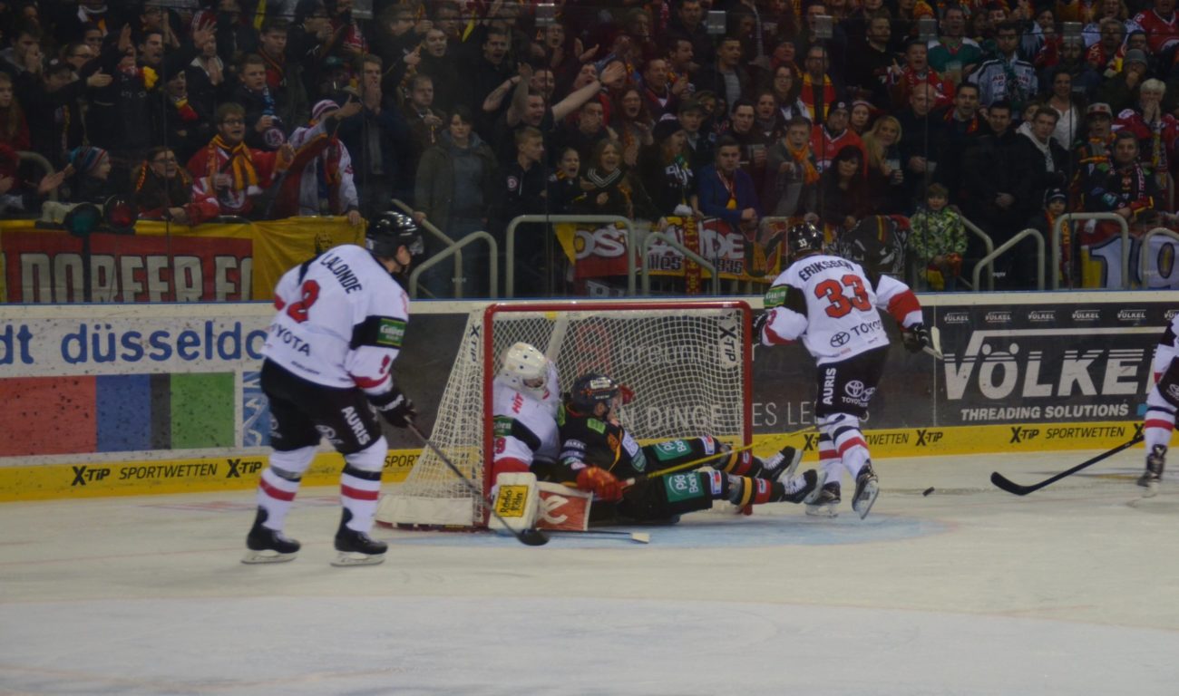 Leider nicht der Puck, der da wortwörtlich ins Netz ging Lara A.