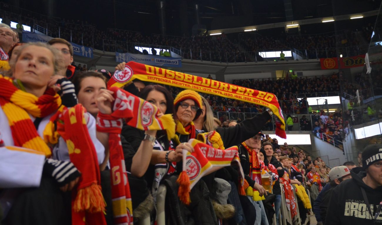 Fans halten ihre Schals hoch um ihr Team anzufeuern. Lara A.