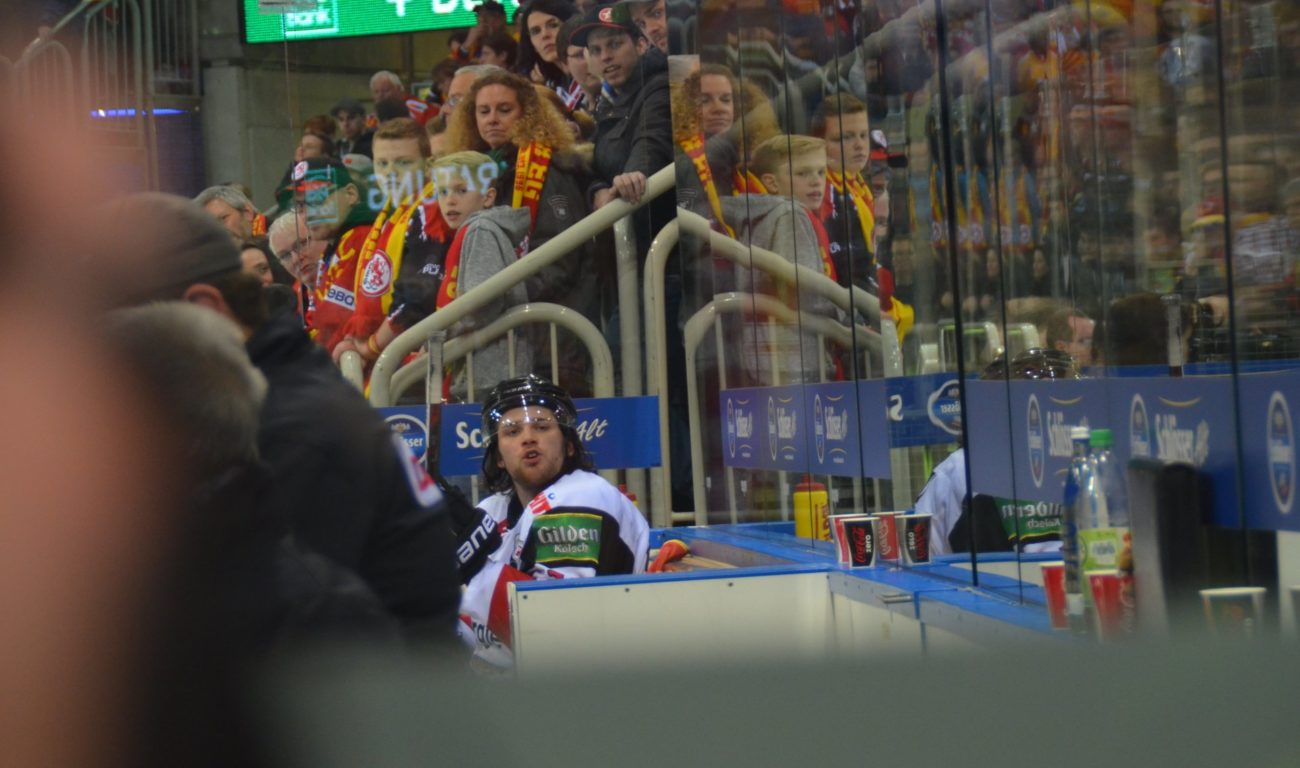 Kölner wettert auf der Strafbank ca. 5 Minuten lang (und dann immer mal wieder) gegen Conboy Justus B.