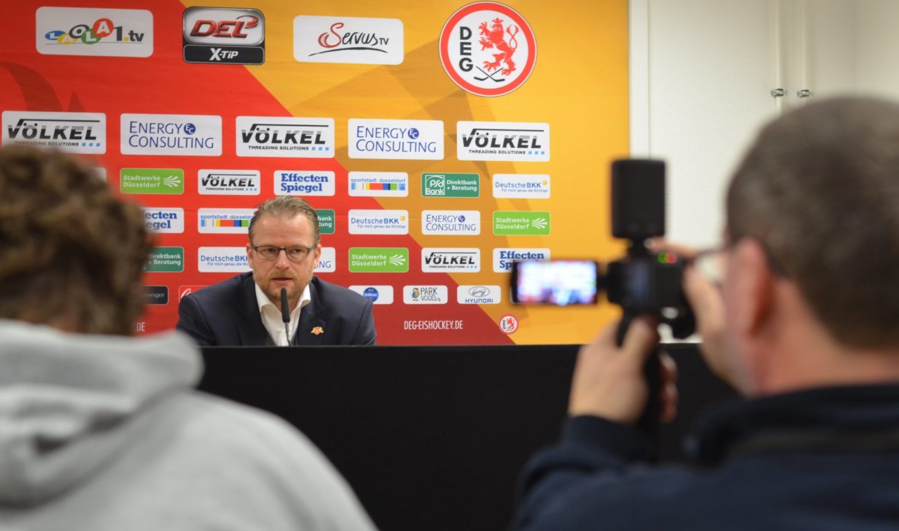 DEG Trainer Kreutzer bei der Pressekonferenz Lara A.