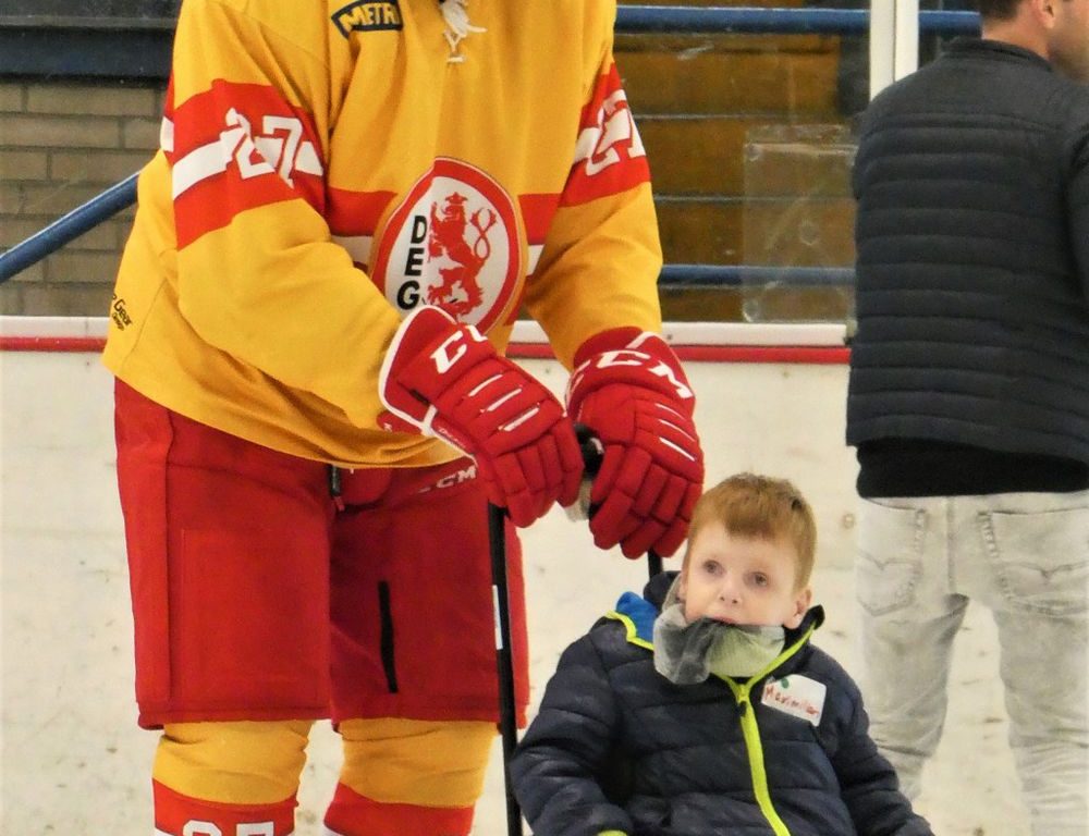 Viele helfende Hände – unter anderem der Düsseldorfer EG – machten an der Brehmstraße die Premiere des Eislaufens für Menschen mit Behinderungen zu einem Erfolg. (Foto: Tino Hermanns)