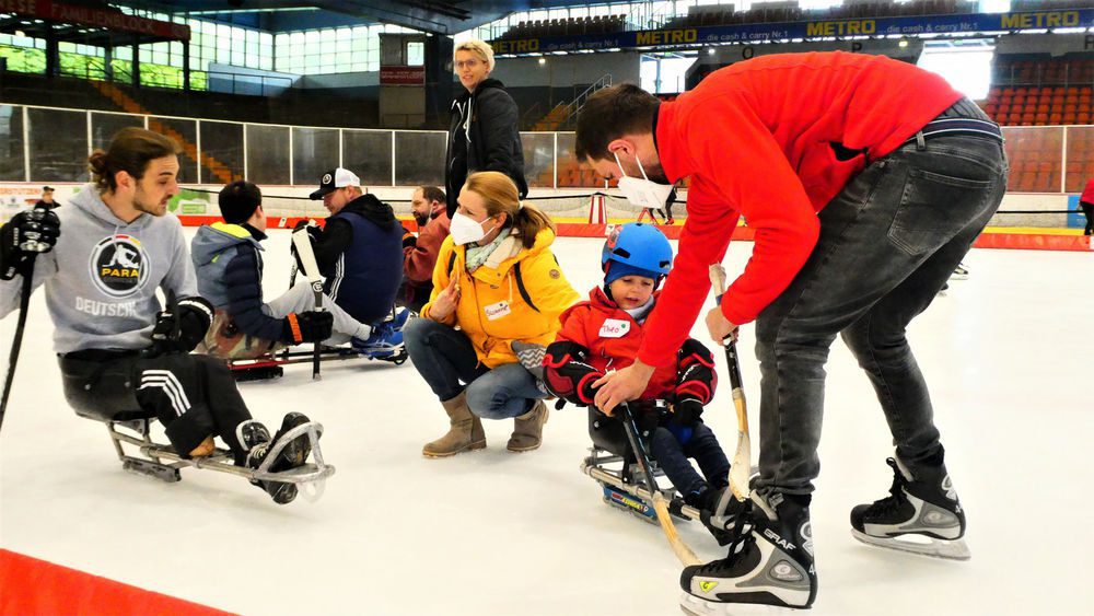 Mitglieder des Para Ice Hockey Germany National Teams und Fördervereins e. V. sind nach Düsseldorf gekommen, um diese Sportart beim Eislaufen für Menschen mit Behinderungen bekannter zu machen. (Foto: Tino Hermanns)