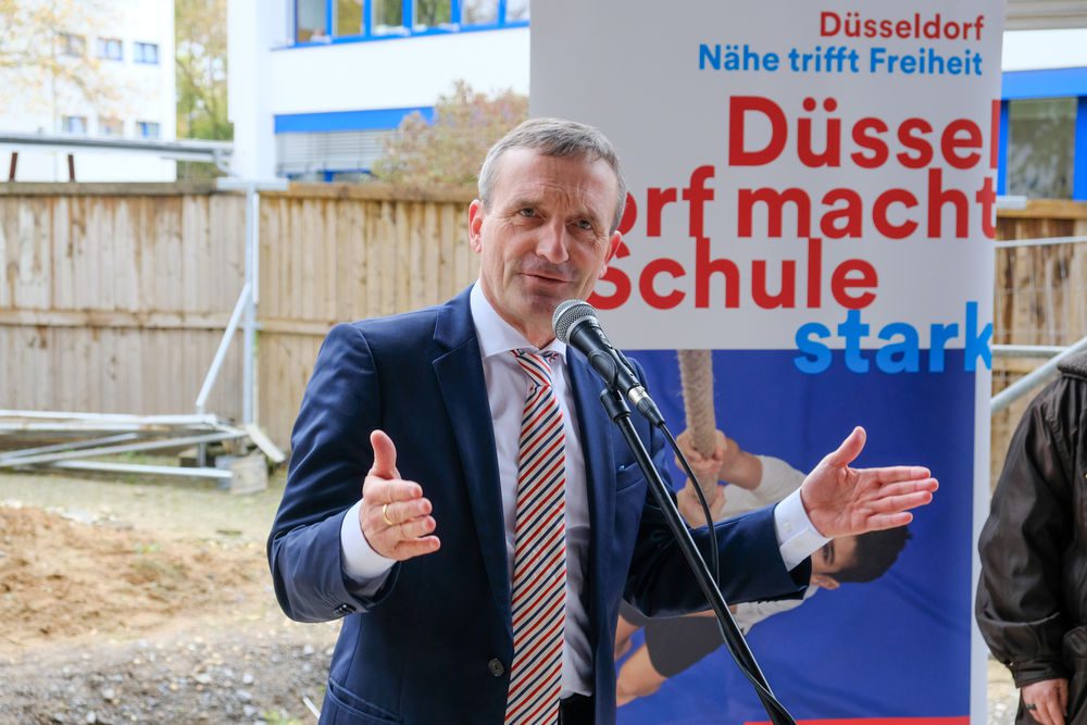 Der Oberbürgermeister Thomas Geisel ist erfreut über die Entwicklung des Erweiterungsneubaus und lobt die Entstehung eines neuen Bildungszentrums. (Foto: Landeshauptstadt Düsseldorf/ Michael Gstettenbauer) Der Oberbürgermeister Thomas Geisel ist erfreut über die Entwicklung des Erweiterungsneubaus und lobt die Entstehung eines neuen Bildungszentrums. (Foto: Landeshauptstadt Düsseldorf/ Michael Gstettenbauer)