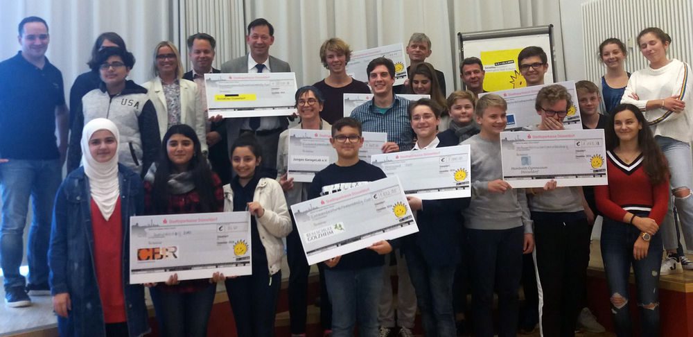 Jugendliche spenden 23.500 Euro beim Social Day Die Schüler nahmen stolz die Spenden für ihre Schulen entgegen.