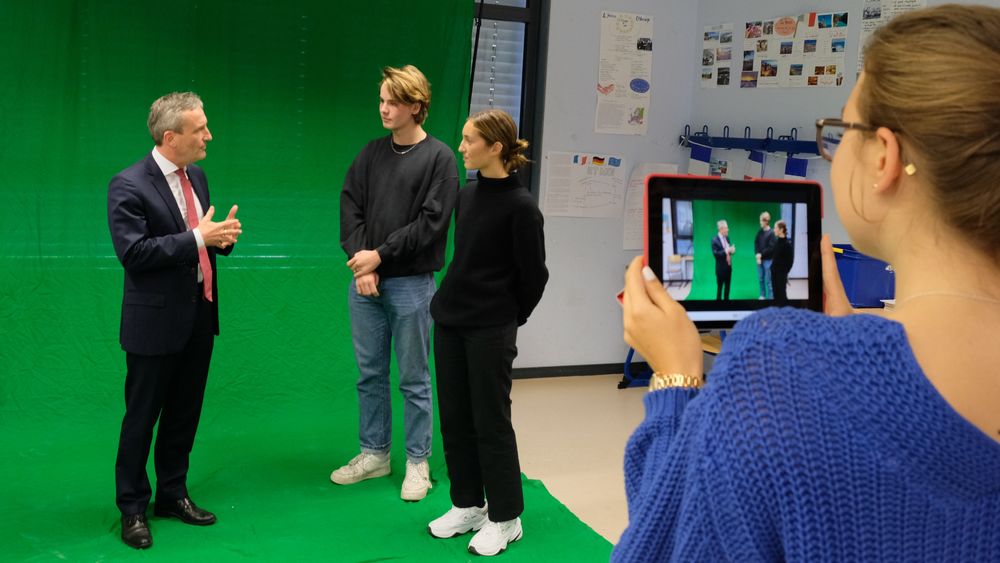 Oberbürgermeister Thomas Geisel nahm am digitalen Unterricht eines Spanischkures des Marie-Curie-Gymnasiums in Gerresheim teil. Er wurde für einen Film zum Thema Städtepartnerschaften auf einem Green Screen interviewt. (Foto: Landeshauptstadt Düsseldorf/Wilfried Meyer)