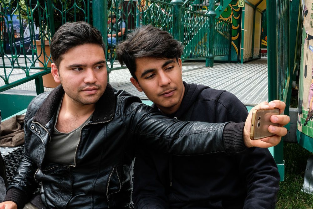 Rheinkirmes:  Ein Stück Düsseldorfer Kultur für Geflüchtete Maisam und Mohamad machen ein Selfie vor den Riesenrad. (Foto: youpod)