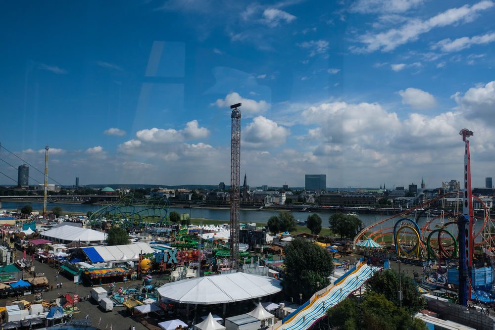 Auf dem Riesenrad erwartet die Kinder und Jugendlichen ein Ausblick über die Kirmes und Düsseldorf. (Foto: youpod) Auf dem Riesenrad erwartet die Kinder und Jugendlichen ein Ausblick über die Kirmes und Düsseldorf. (Foto: youpod)