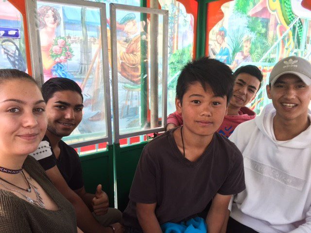 Christin Brinkmann vom Kinderhilfezentrum mit Sukhchain, Aleteza, Reza und Saifullar auf dem Riesenrad. (Foto: youpod) Christin Brinkmann vom Kinderhilfezentrum mit Sukhchain, Aleteza, Reza und Saifullar auf dem Riesenrad. (Foto: youpod)