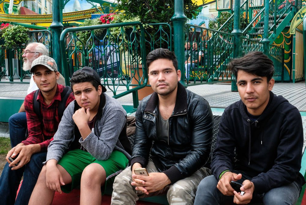 Farshid, Omar, Maisam und Mohamad freuen sich auf den Nachmittag auf der Rheinkirmes. (Foto: youpod) Glückliche Yung-Flüchtlinge sind am 17.07.2017 in den Kirmes.