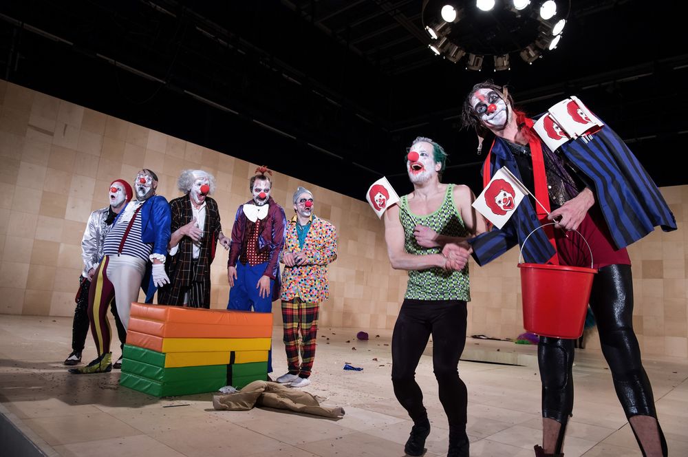 Coriolan – Ein Clown kommt selten allein Auf dem Bild: Glenn Goltz, Florian Lange, Rainer Philippi, Sebastian Tessenow, Jonas Friedrich Leonhardi, Thomas Kitsche, André Kaczmarczyk – Foto: Sandra Then