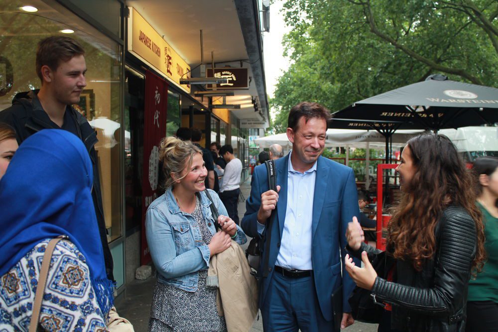 Jugenddezernent Burkhard Hintzsche und Rebecca Thiel vom zeTT hören sich an, was die Jugendlichen über ihre Lieblingsorte erzählen.