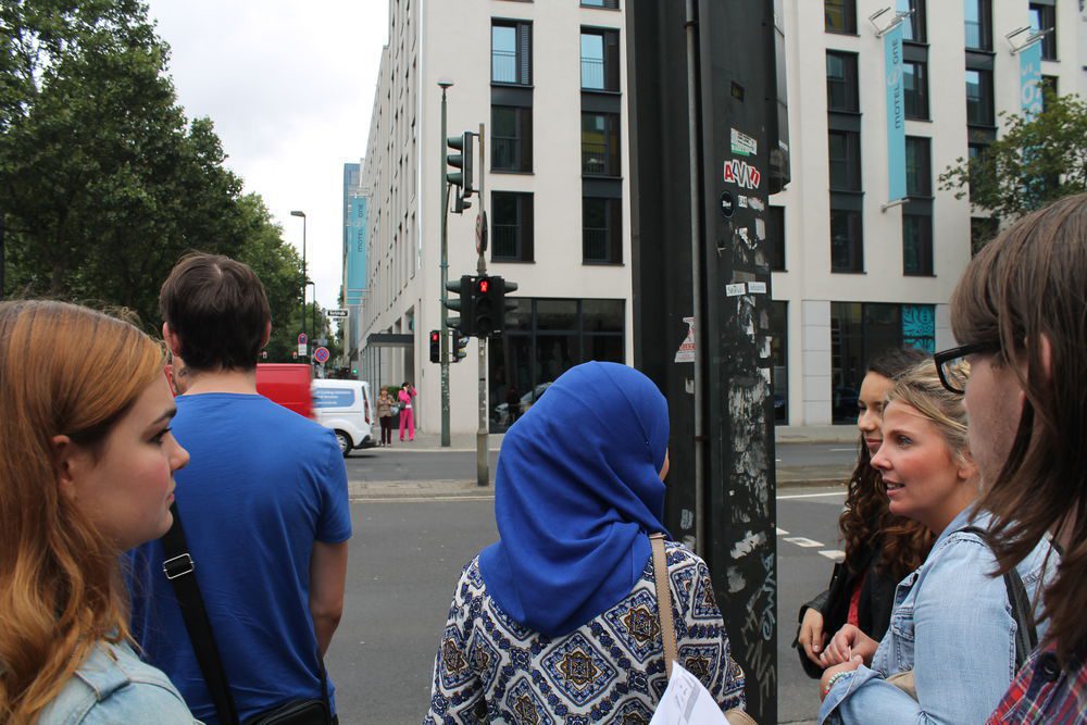 Unterwegs wird sich ausgetauscht, wo in Düsseldorf noch mehr solcher Orte sind.