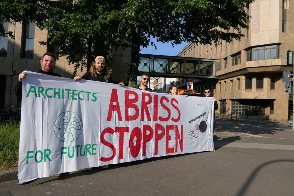 Reißt Düsseldorf zu viel ab? Warum Neubauten nicht immer gut sind Mit dem Hashtag #Ichbinnochgut wollen die Aktivist*innen darauf aufmerksam machen, wie klimaschädlich Abriss und Neubauten sind. (Foto: Youpod / Vivian)