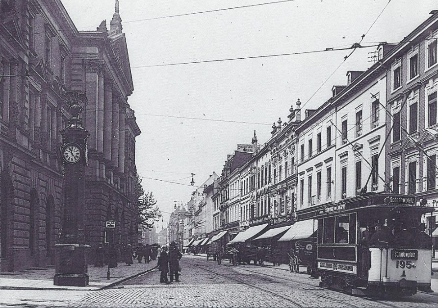 Schadowstraße 1903: Links befindet sich die damalige Tonhalle - die städtische Philharmonie Düsseldorfs. Rechts die Geschäftshäuser der Schadowstraße, die damals kaum mehr als drei Stockwerke hoch waren. Stadtarchiv Düsseldorf