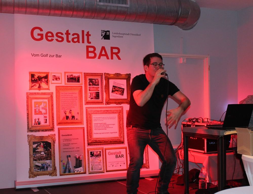 Jugendtreff zum Mitgestalten - GestaltBAR in Garath ist eröffnet Die GestaltBAR in Garath ist eröffnet. Der Musiker MaximNoise aus Neuss zeigte, wie Jugendliche ihren neuen Ort nutzen können. Er performte einige seiner Lieder und animierte das Publikum zum Mitmachen. (Foto: youpod/Charlotte)