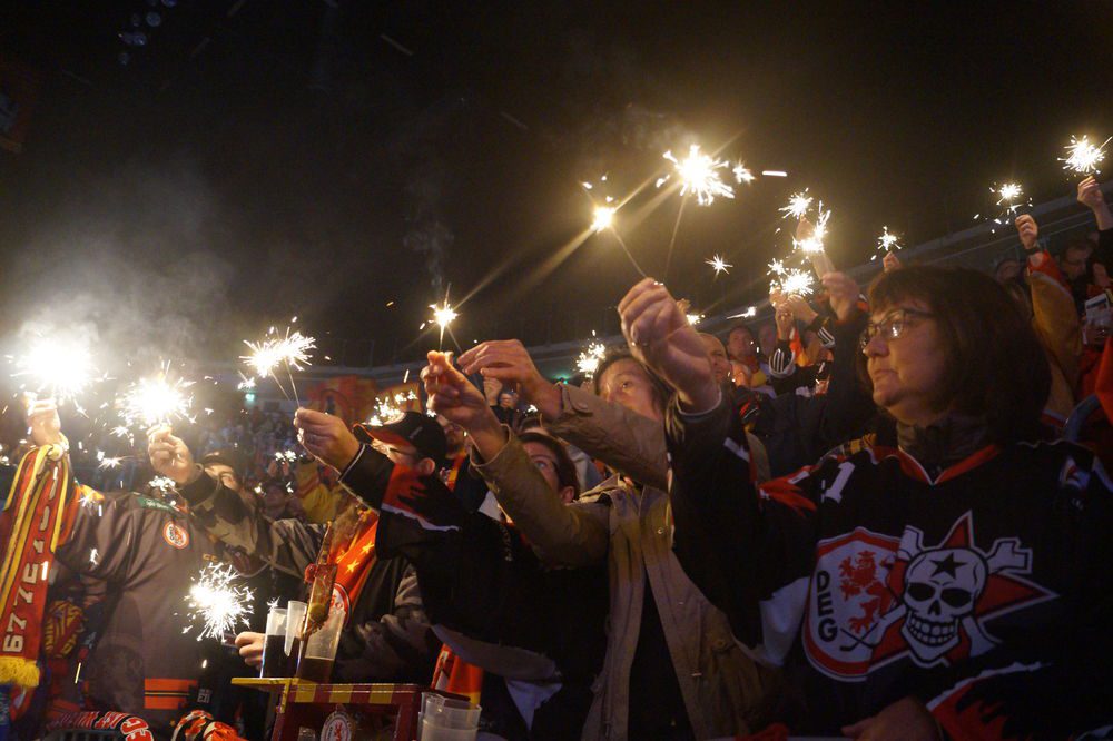 Endlich wieder ein Sieg: DEG schlägt den Tabellenführer! Wunderkerzenmeer der Siegeshungrigen Fans vor dem Spiel(Foto: Justus B.)