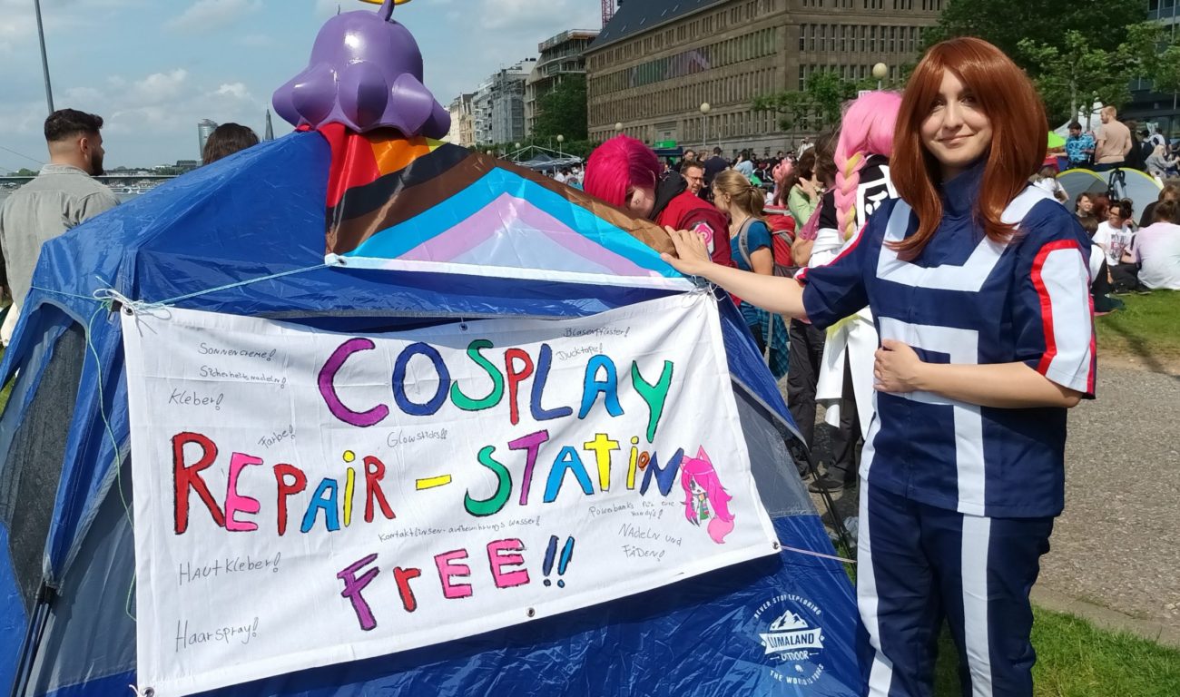Umfrage: Frieden und Freundschaft in der Cosplay-Community Cosplayer Felix (29) war beim Japan-Tag. Er erklärt, was Freundschaft in seiner Suzene bedeutet: "Man hilft sich so gerne untereinander, weil wir alle eine Leidenschaft teilen. Das ist Ausdruck von Charakteren, die eine Geschichte haben." (Foto: youpod)