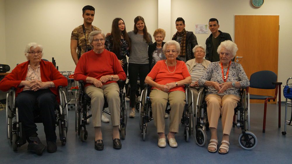 Einblicke in das Leben im Altenheim "Herz-Jesu" in Düsseldorf Bewohner im Altenheim "Herz-Jesu" und youpod Refugee-Team. (Foto: youpod)