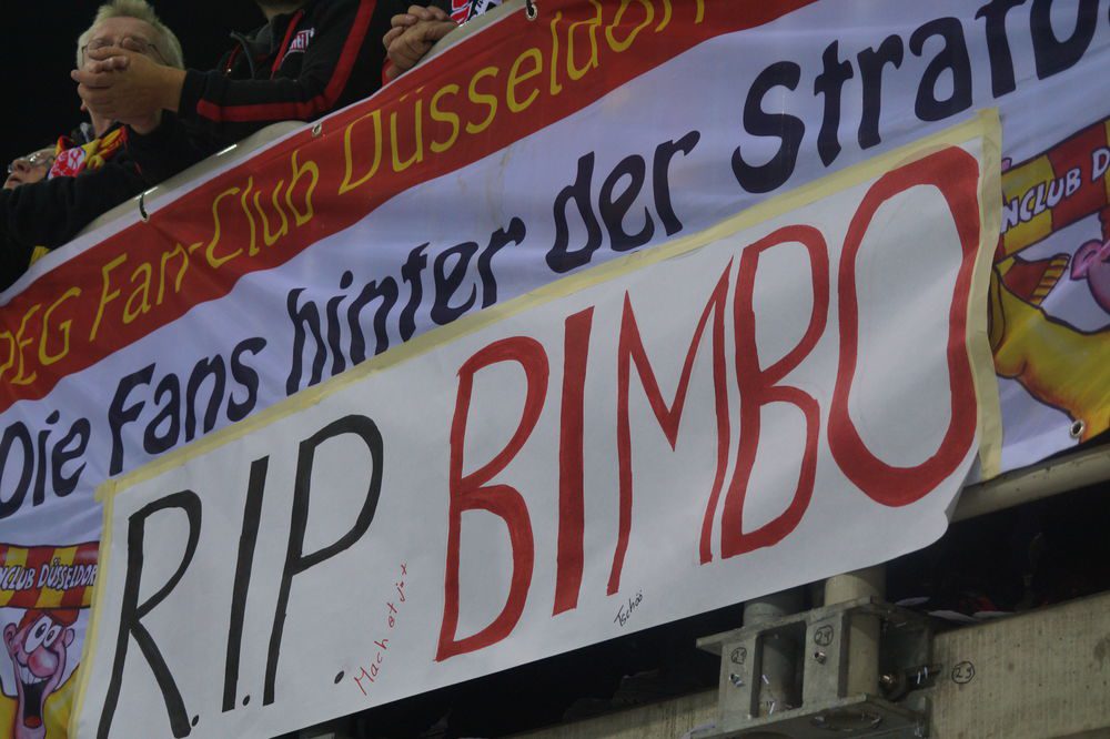 Nervenkrimi gegen Schwenningen, DEG geht nach Penaltyschießen als Sieger vom Eis Zu Ehren des Ligaweit bekannten Bimbo; Justus B.